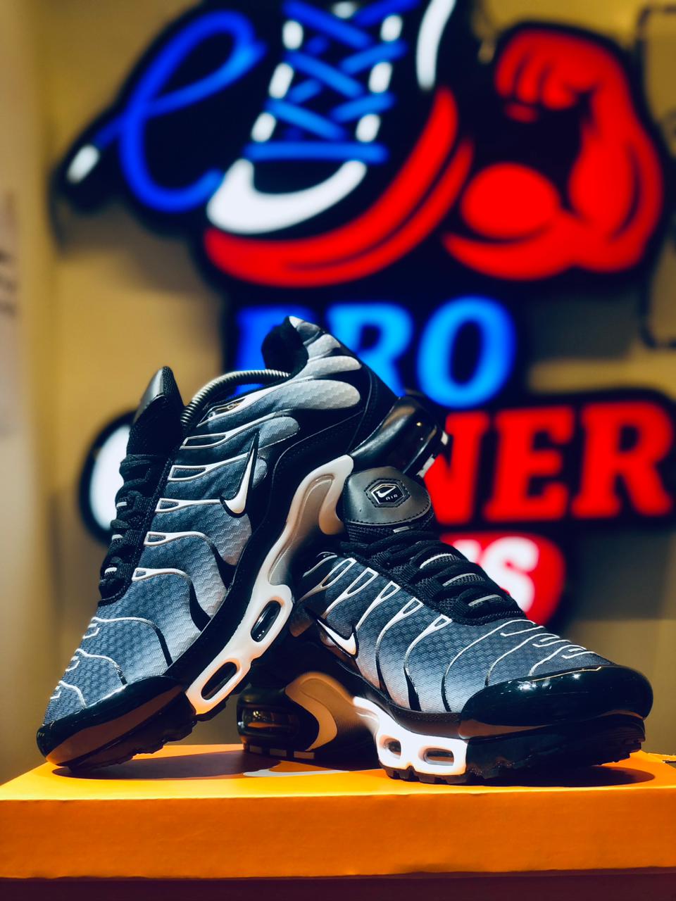 NIKE Tn - Oreo